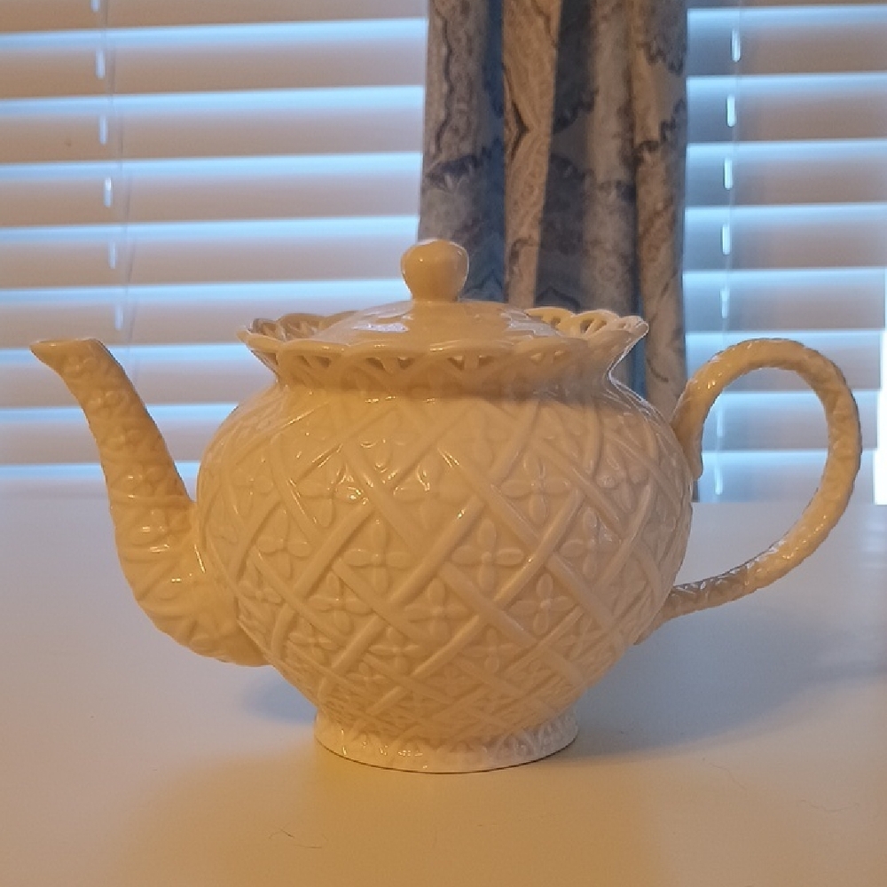 Godinger & Co Lattice Teapot Lace Rim Porcelain Pristine